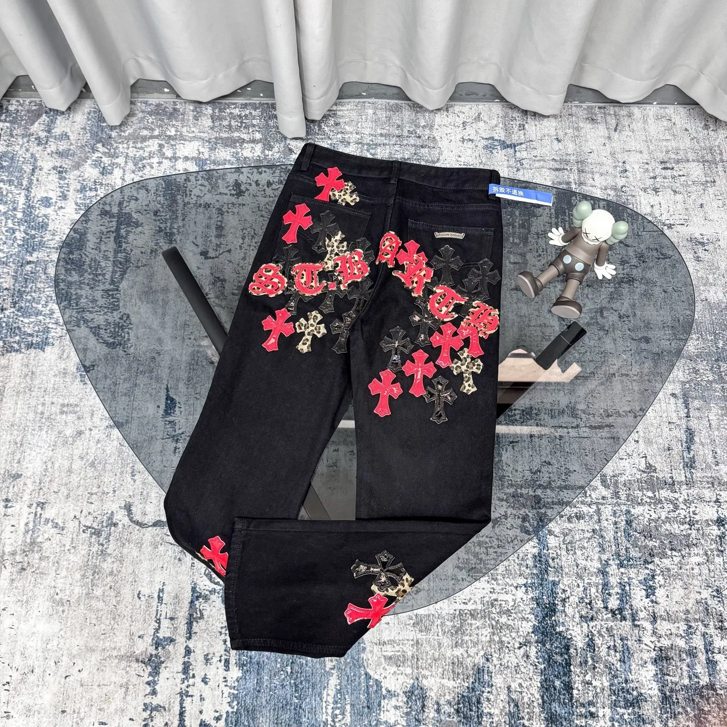 P240 Chrome Hearts 24SS Cross Sanskrit limited style graffiti printed leather jeans. Chrome Hearts limited edition leather washed jeans, Miami limited jeans, the entire cross leather is hand-made_different version, a heavy black blue cow fabric with moderate thickness and texture, antique metal silver label decoration, denim embedded thread manufacturing and production 💙Among Chrome Hearts' many trousers, its color is unique, and people are deeply attracted at a glance. It is made of beaded canvas fabric and has been washed with heavy water. The upper body is very textured, crisp and stylish, and will not collapse at all. The three-dimensional cut of the trousers has a first-class effect in modifying the shape of the legs. It can be easily controlled by any figure, and you can instantly become a street trendy person when you put it on.  🔩Customized hardware, full of texture, every detail is done to the extreme. The thick beaded canvas fabric becomes soft and skin-friendly after washing, and has excellent breathability, making it comfortable to wear all day long. Customized small leather label, unique design, simple yet elegant, exquisite workmanship, neat wiring, every detail demonstrates quality and style.  These pants are gender-neutral and can be worn by both men and women, easily creating a sense of fashion. Pair them with a T-shirt or sweatshirt and you can easily go out and hit the streets. Size: 28/30/32/34/36 Waist: 69/74/79/84/89 Pants length: 102/103/104/105/106